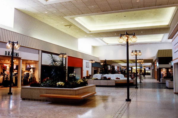 North Kent Mall - Old Photo From Gr Retro (newer photo)